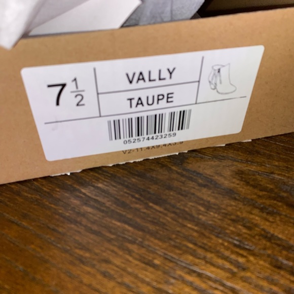 Journee Bootie - Picture 5 of 8